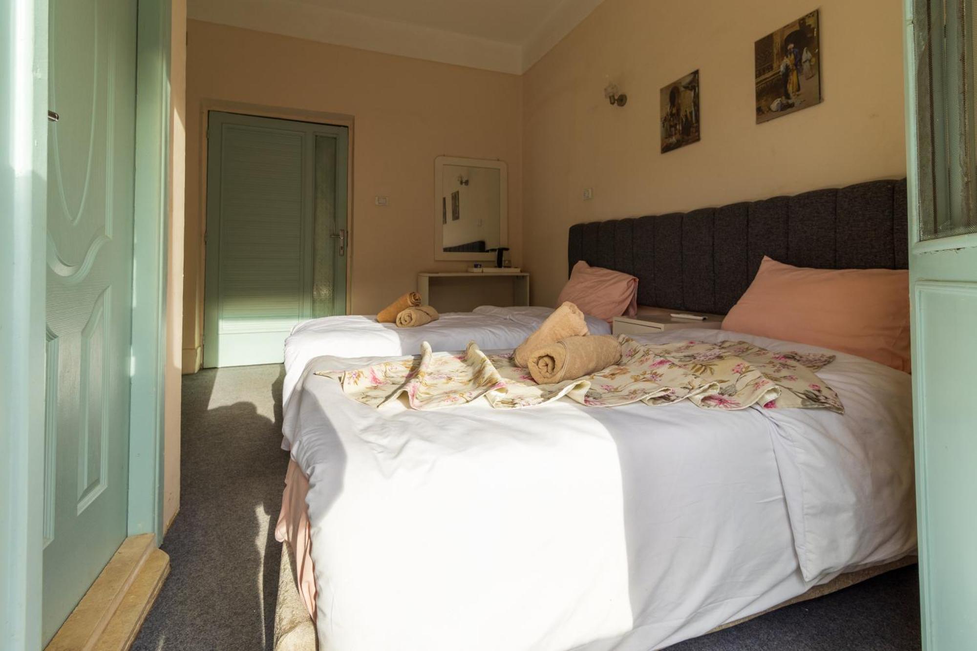 The Grand Pyramids View Hotel Kafret el-Gabal Room photo